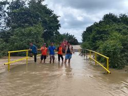 Banjir Rendam Akses Jalan Desa Gemawang Muara Enim, Aktivitas Warga Lumpuh