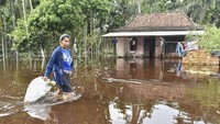 Potret Warga Terobos Banjir Luapan Sungai Dendang di Tanjabtim Jambi