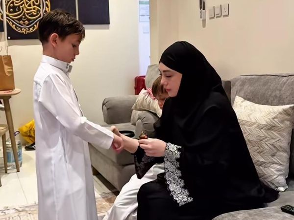 Masyaallah... Momen 2 Putra Celine Evangelista Belajar Ngaji di Masjid Nabawi