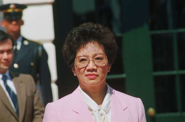 Corazon Aquino dikenal sebagai presiden perempuan pertama Filipina yang mengembalikan demokrasi dan menjadi simbol perlawanan damai terhadap rezim otoriter.