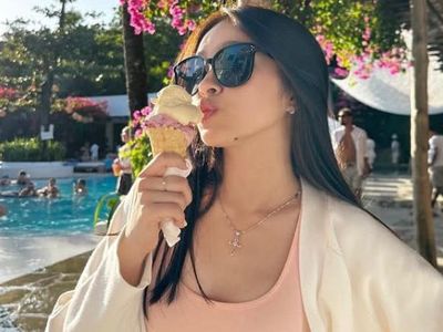 Pose Gemas Echa Aura Saat Jajan Kuaci dan Es Krim yang Tarik Perhatian