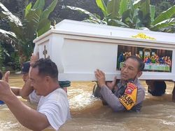 Perjuangan Bawa Jenazah ke Rumah Duka di Tengah Banjir Kalbar