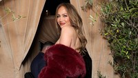 Foto: Jennifer Lopez Masuki Era Showgirl, Tampil Glamor dengan Mantel Bulu