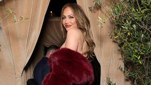 Foto: Jennifer Lopez Masuki Era Showgirl, Tampil Glamor dengan Mantel Bulu