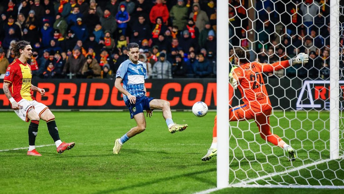 Justin Hubner bikin gol ke gawang Go Ahead Eagles, memastikan Fortuna Sittard menahan tuan rumah 2-2 di Deventer, Minggu (11/1/2026). (Foto: VINCENT JANNINK / ANP (Photo by ANP via Getty Images)