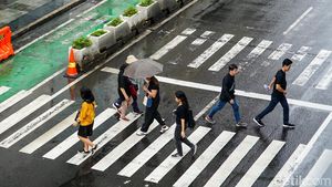 Jakarta Diguyur Hujan, Warga Tetap Beraktivitas