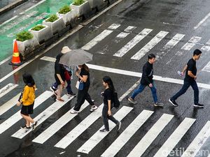 Jakarta Diguyur Hujan, Warga Tetap Beraktivitas