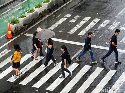 Jakarta Diguyur Hujan, Warga Tetap Beraktivitas