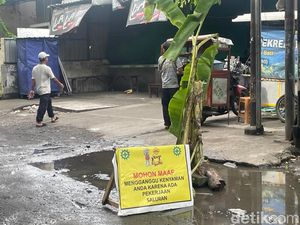 Jalan Rusak gegara Banjir di Tambak Sumur Sidoarjo Ditanami Pisang