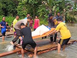 Kapolsek Beduai Kalbar Angkut Peti Jenazah Warga yang Terjebak Banjir