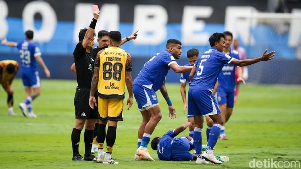 Kalahkan Persija 1-0, Maung Bandung Juara Paruh Musim Persib Bandung memastikan diri sebagai juara paruh musim BRI Super League 2025/2026 usai menaklukkan rival abadinya Persija Jakarta dengan skor tipis 1-0 pada laga pekan ke-17. Duel bertajuk El Clasico Indonesia itu digelar di Stadion Gelora Bandung Lautan Api (GBLA), Bandung, Minggu (11/1/2026) sore WIB.