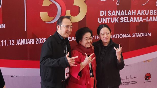Ketum PDIP Megawati Soekarnoputri mengarahkan pengiriman bantuan untuk korban banjir di Sumatera. (Adrial/detikcom)