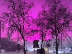 Apa yang Menyebabkan Langit Birmingham Berwarna Pink Terang?