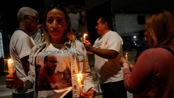 Lilin Menyala di Helicoide, Keluarga Tahanan Politik Venezuela Menanti Pembebasan