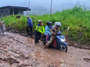 Longsor Terjang Jalur Geopark Ciletuh, Kendaraan Terjebak Lumpur