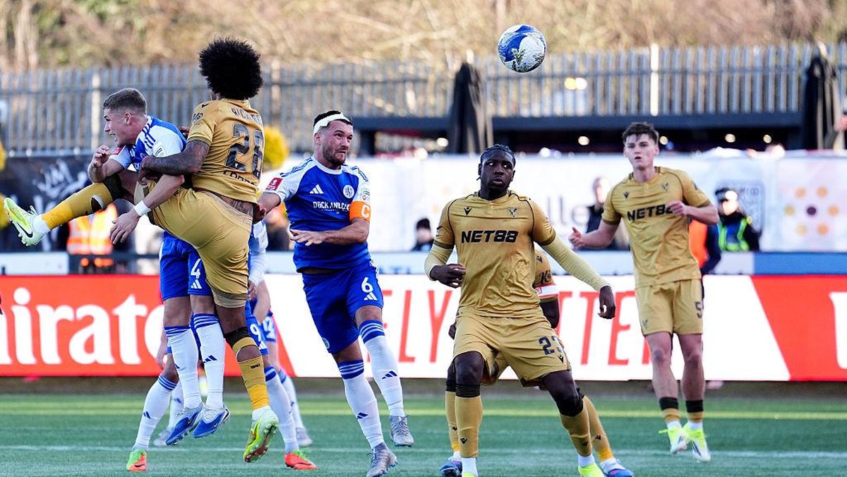 Macclesfield (biru) menundukkan Crystal Palace di ronde tiga Piala FA. Foto: PA Images via Getty Images/Martin Rickett - PA Images