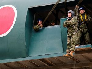 Menhan Jepang Unjuk Aksi di Latihan Militer Tahun Baru