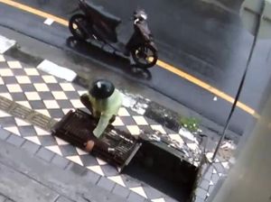 Pencuri Besi Penutup Gorong-gorong di Jalan Bau Massepe Parepare Terekam CCTV