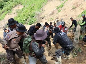Tempuh Medan Terjal, Polres Aceh Tengah Salurkan Bantuan ke Wilayah Terpencil