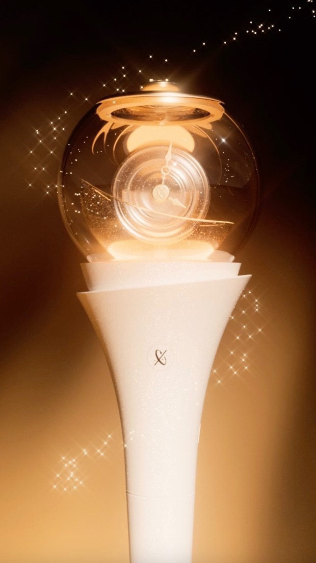 CLOSE YOUR EYES resmi membuka pre-order untuk pembelian light stick perdana pada (9/10).