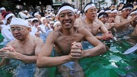 Ritual Unik Tahun Baru, Warga Tokyo Berendam Air Es