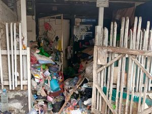 Gunungan Sampah Penuhi Rumah Nenek di Surabaya, Capai 1 Dump Truck