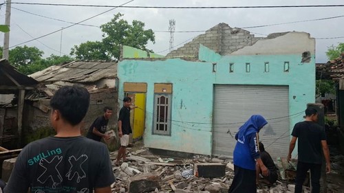 Rumah warga yang rusak setelah diterjang angin puting beliung di Dusun Kuwangwai Desa Menceh, Kecamatan Sakra Timur, Lombok Timur, NTB, Minggu (11/1/2025) foto Foto (Facebook Abdul Munir)