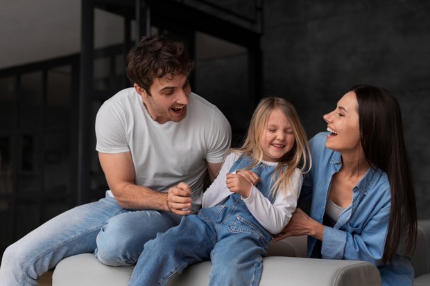 Tertawa bersama di pagi hari membantu anak memulai hari dengan perasaan ringan dan lebih bahagia