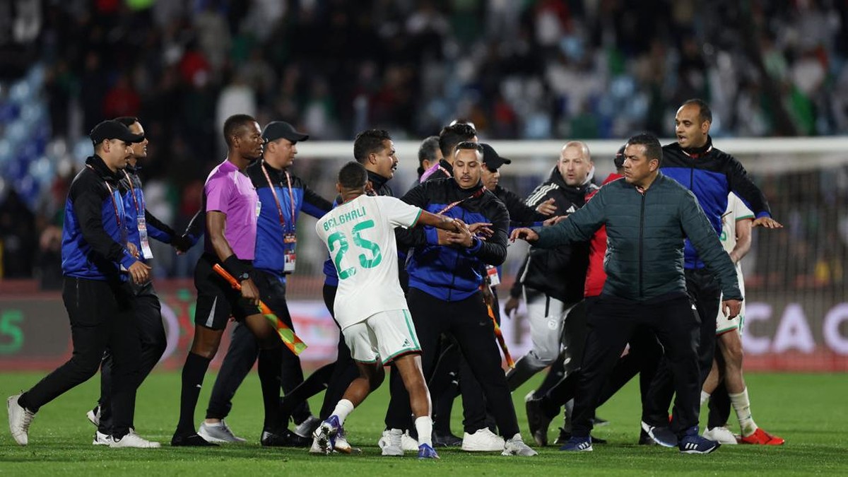 Timnas Aljazair protes ke wasit Isaa Sy usai disingkirkan Nigeria. (Foto: REUTERS/Amr Abdallah Dalsh)
