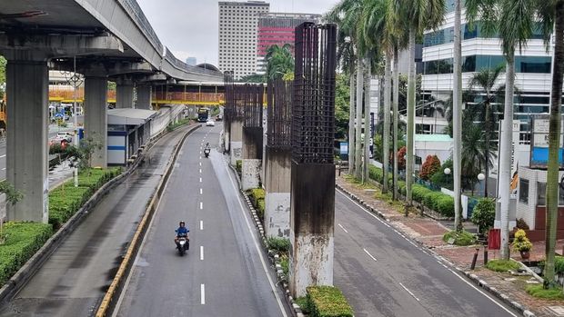 Warga menyambut rencana pembongkaran 98 tiang monorel di Jalan HR Rasuna Said. (Taufiq/detikcom)