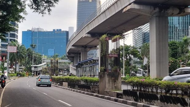 Warga menyambut rencana pembongkaran 98 tiang monorel di Jalan HR Rasuna Said. (Taufiq/detikcom)