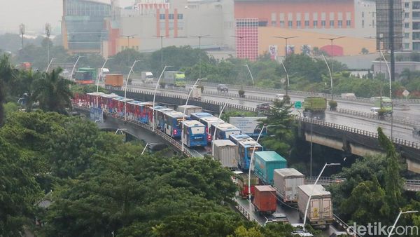 Akses ke Sunter Ditutup, Lalu Lintas Perintis Kemerdekaan Tersendat