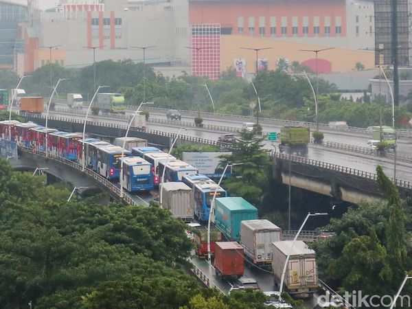 Akses ke Sunter Ditutup, Lalu Lintas Perintis Kemerdekaan Tersendat