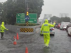 Tol Sedyatmo Tergenang Air di Sejumlah Titik, Ketinggian Capai 60 Cm