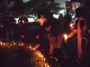 Aksi Seribu Lilin untuk Keadilan Mahasiswi Unima Tewas Diduga Dilecehkan Dosen