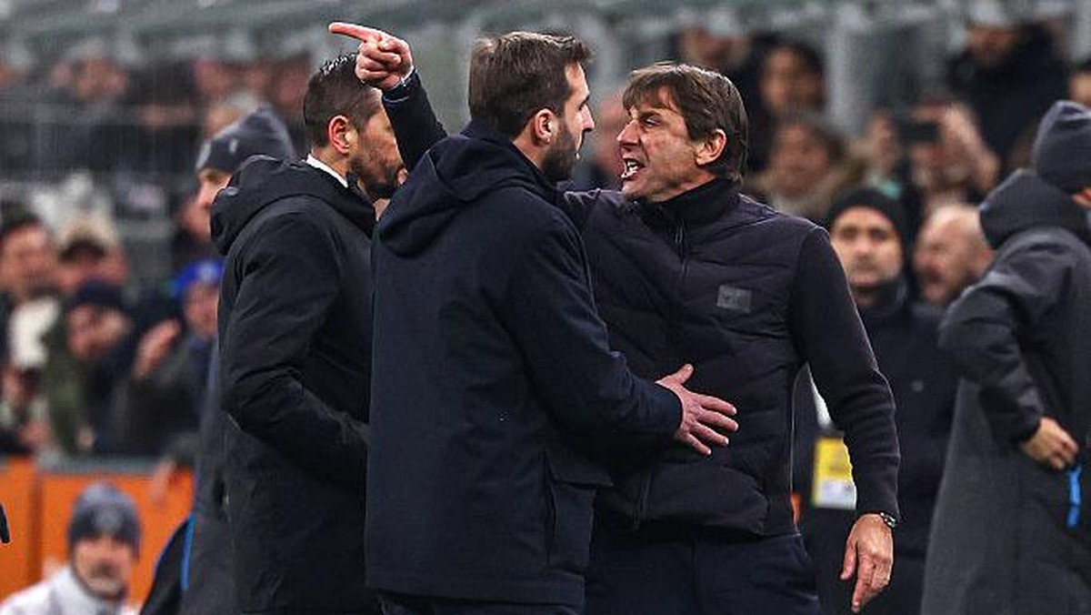 Antonio Conte mendapat kartu merah di laga Inter Milan vs Napoli (Foto: Getty Images/Giuseppe Cottini)