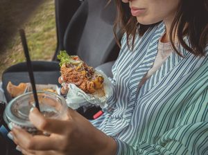 Apes! Niat Bikin Konten Mukbang Burger, Pasangan Ini Berujung Diteror
