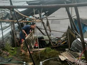 Atap Rumah Ambruk Akibat Hujan Deras di Kota Bogor