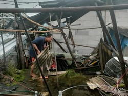Atap Rumah Ambruk Akibat Hujan Deras di Kota Bogor