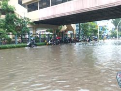 Banjir Rendam Jalan Mangga Dua Raya, Kendaraan Tak Bisa Melintas