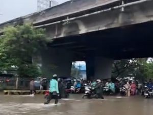 Banjir di Jembatan Tiga Jakut, Pemotor Matikan Mesin Terobos Genangan