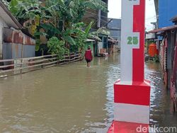 Warga Katimbang Makassar Mulai Beraktivitas Meski Banjir Masih Setinggi Betis