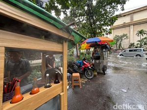 Cerita Penjual Mi Ayam di Mangga Dua Terjang Banjir demi Tetap Jualan