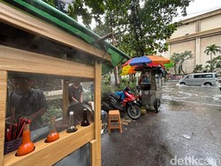 Cerita Penjual Mi Ayam di Mangga Dua Terjang Banjir demi Tetap Jualan