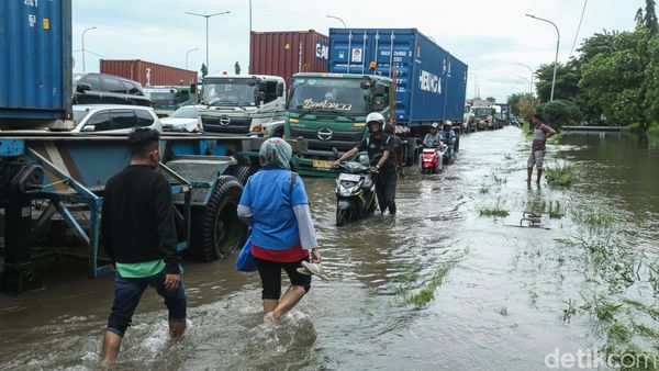 Banjir Lumpuhkan Jalan Cakung-Cilincing, Truk Terjebak Macet hingga 8 Jam