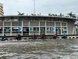 Jalan Mangga Dua Raya Masih Banjir, Pemotor Pilih Lewat Jalur TransJ