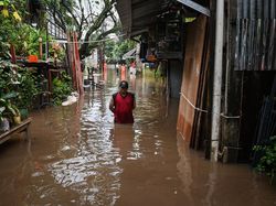 Video Ketinggian Banjir Capai 95 Cm di Cilandak Timur