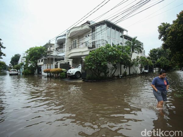 Banjir Rendam Jalan Perumahan Elite Sunter