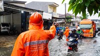 Banjir Rendam Jalan Raya Jagakarsa, Lalu Lintas Tersendat
