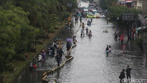 Banjir Rendam Mangga Dua, Jalan Gunung Sahari Ditutup